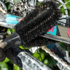 Muc-Off 2 Vork Borstel 5 Muc-Off 2 Vork Borstel -Motoronderdelen Winkel muc off brush individual 2 fork 2