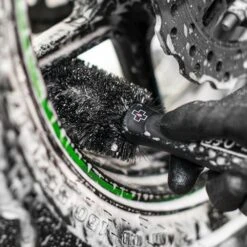 Muc-Off Basis Motorfiets Onderhoudspakket -Motoronderdelen Winkel muc off brush individual wheel component 3 1