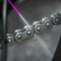 Muc-Off Wet Chain Lube Kettingspray 400ml 6 Muc-Off Wet Chain Lube Kettingspray 400ml -Motoronderdelen Winkel muc off chain lube wet westher 400ml 3